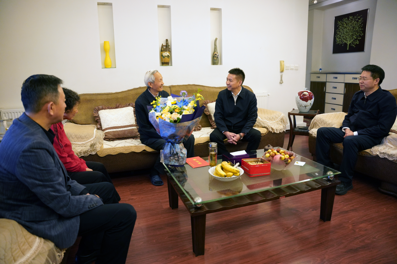 罗凌云走访慰问退休老干部